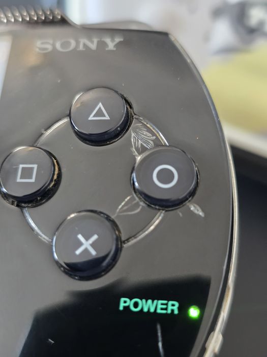 PSP seria 1000 cu încărcător și modat 32 gb