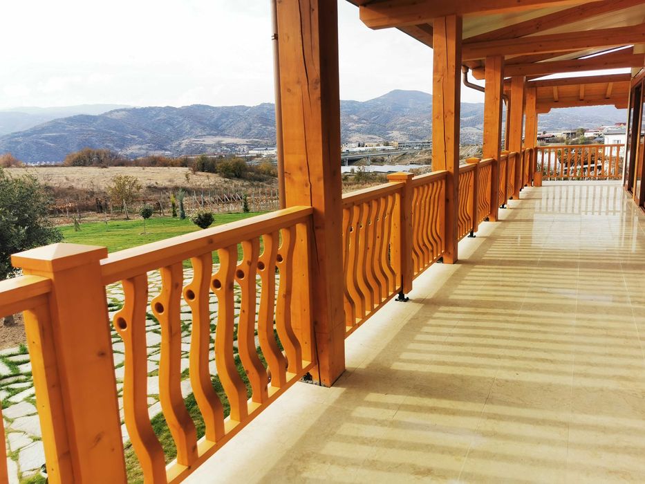 Дървен парапет от масив