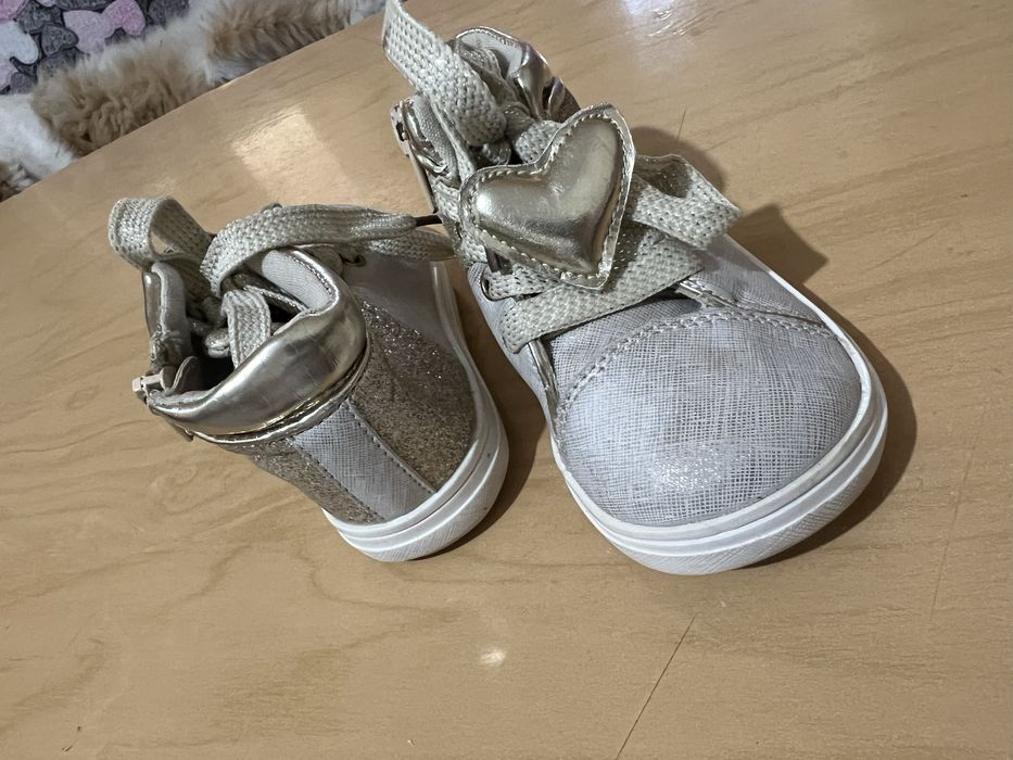 Продам обувь на девочку
