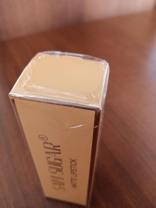 Продам губную помаду.