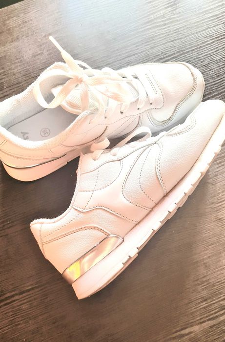 Кроссовки  женские продаются