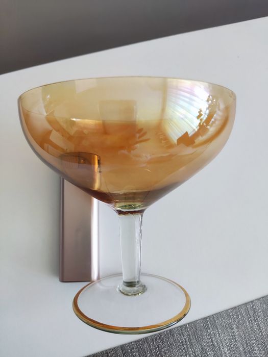 Стъклени чаши, безцветни, сини, жълти и малки чинийки