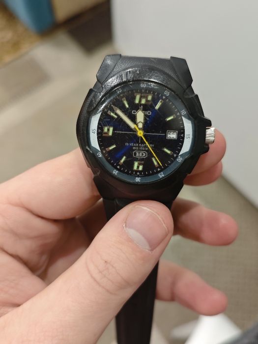 Черные часы светятся