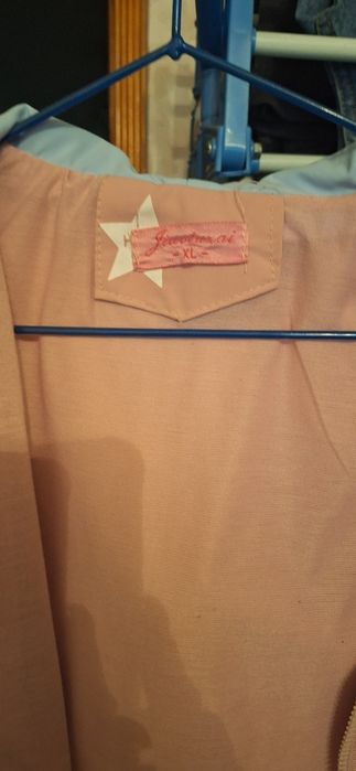 Продаётся  куртки на девочку  ветровка и  дождевик  в хорошем состояни