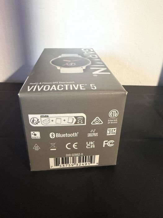 Garmin vivoactive 5 smart watch pe negru si pe alb