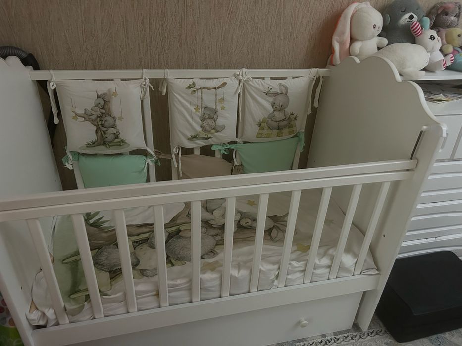 Продам детскии кровать В подарок пеленальный столик