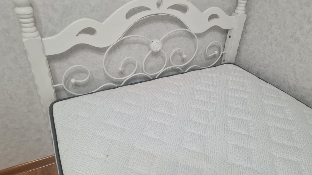 Кровать  с матрасом