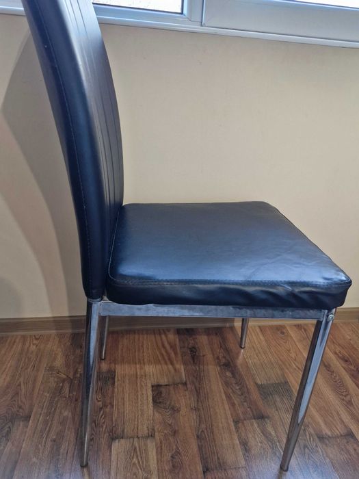 Продавам стъклена маса + 4 стола