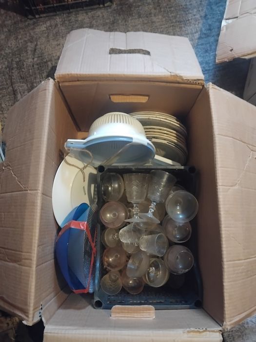 Кашони със домакински други различни принадлежности