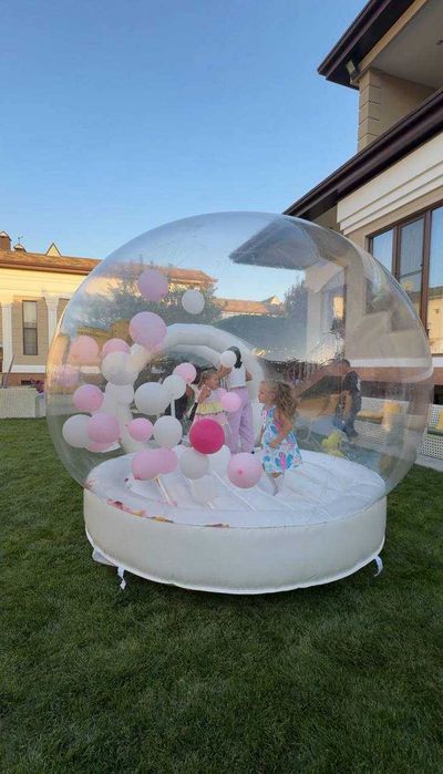 Батут с куполом из летающих шаров