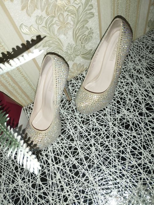 Золотистые туфли