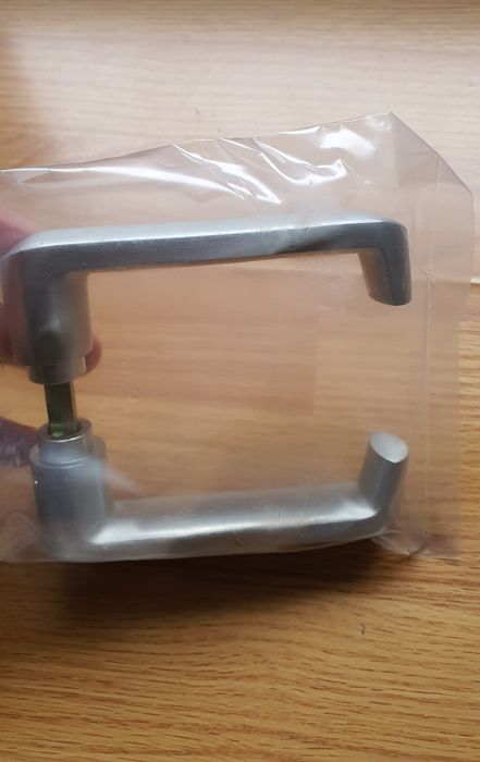 Брава за стъклена врата + дръжка (продава се отделно): алуминиеви