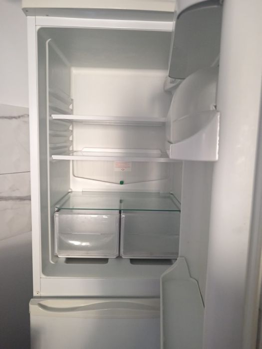 Vând frigider Indesit