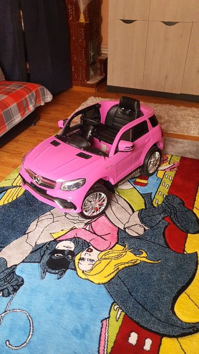 Mașinuța de copii pe telecomanda.