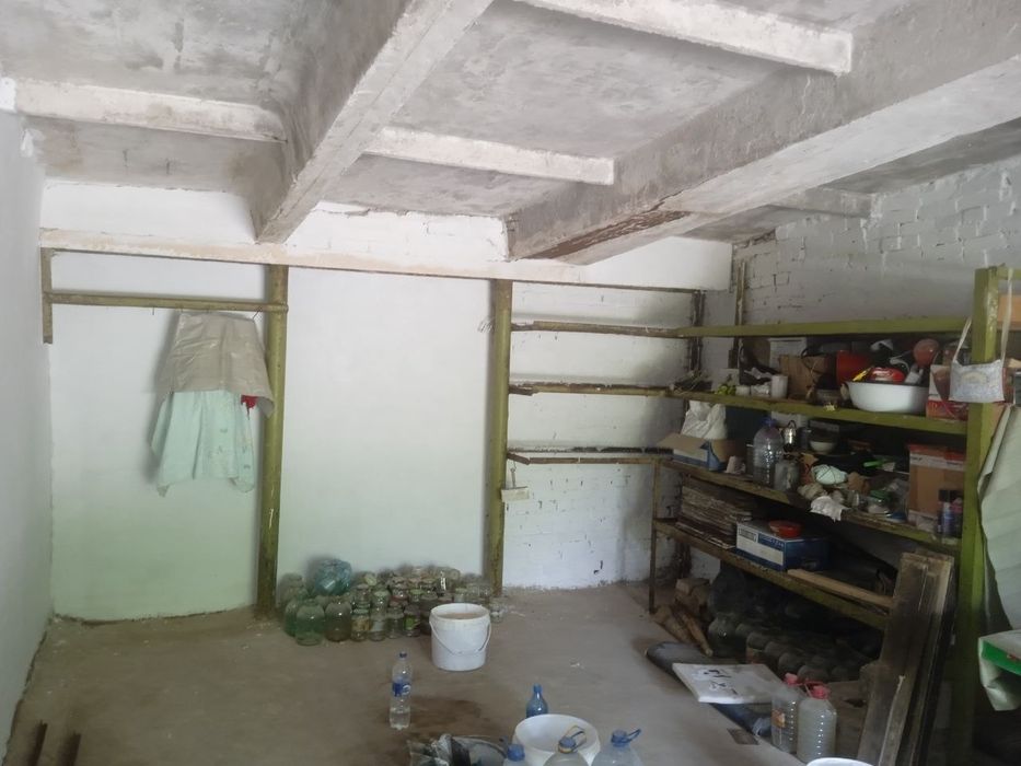 В г.Алмалык  район Шахматный продаётся  капитальный гараж .