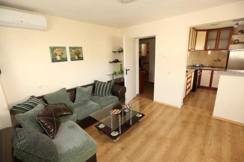 Топъл, светъл и просторен! Двустаен апартамент под наем в Центъра!