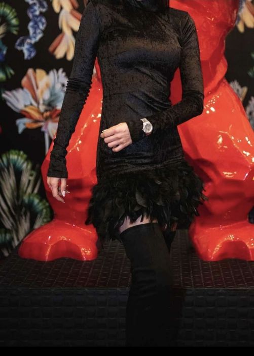 Черна рокля с пера