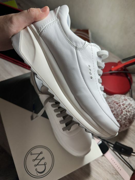 Продам новые кожанные кросовки 37 размера