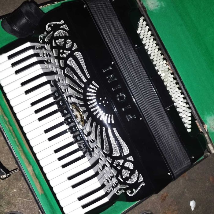 Vand acordeon Pigini cu sunet perfect pt cine cunoaște, 9 kg numai