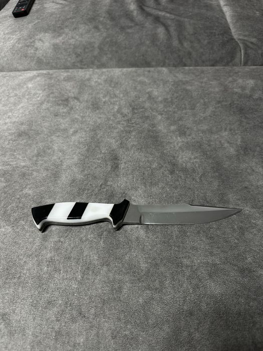Cuțit deosebit cu lamă fixă – Design alb-negru, mâner ergonomi