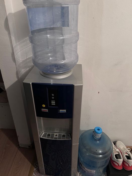 Кулер для воды с бутылями