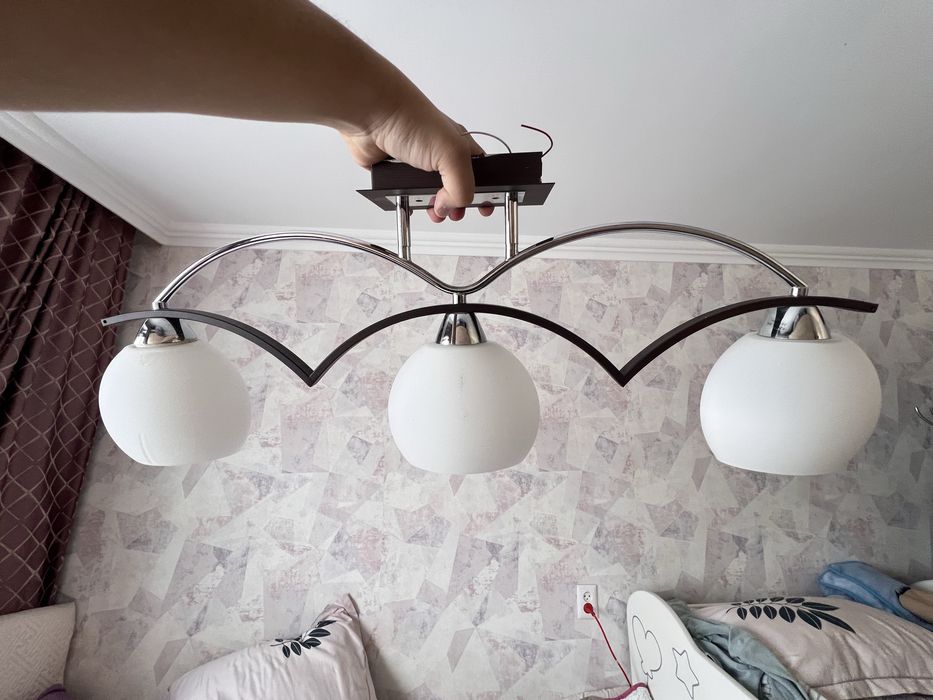 Продам люстру на три лампочки