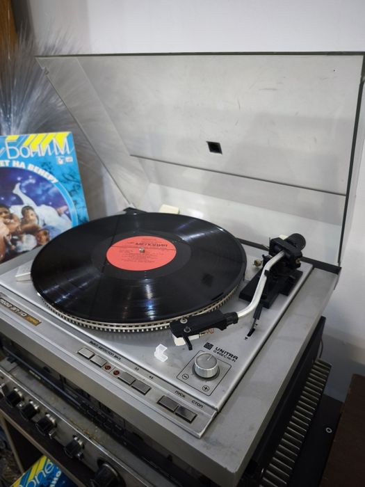 Проигрыватель виниловых пластинок