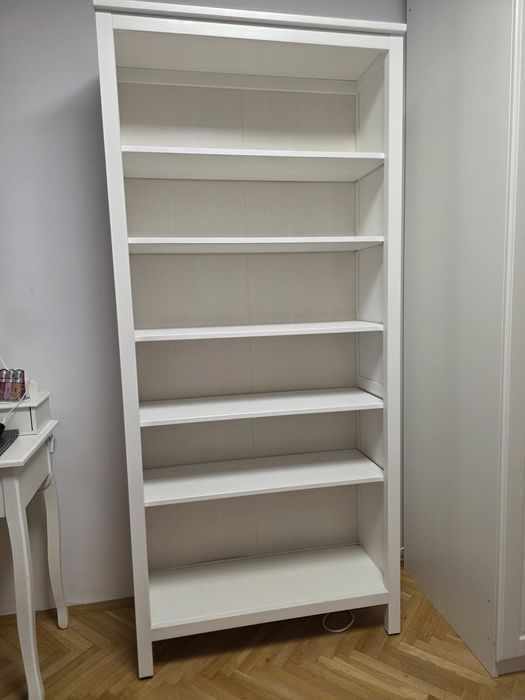 Vând biblioteca Ikea Hemnes
