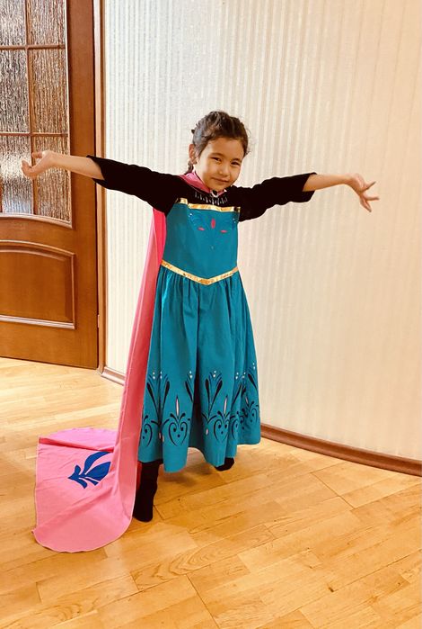 Платье Анны и Эльзы из Холодного Сердца.