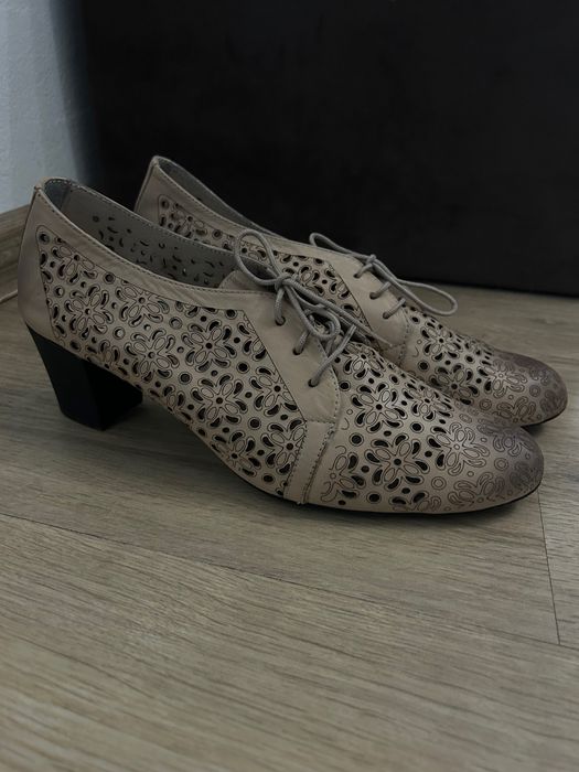 Дамски затворени обувки с връзки