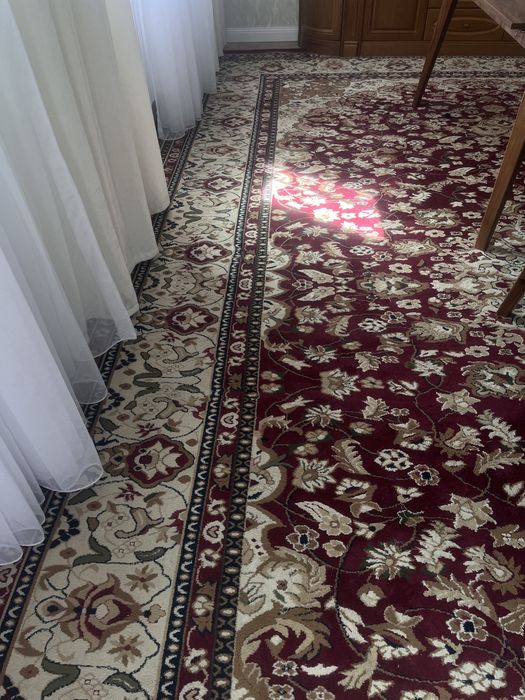 Ковер красный в отличном состание