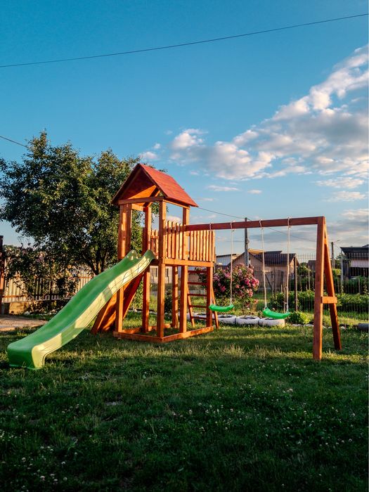 Loc de joacă complet pentru copii – Lemn masiv, Personalizabil (Tobogan, Leagăn, Cățărare)