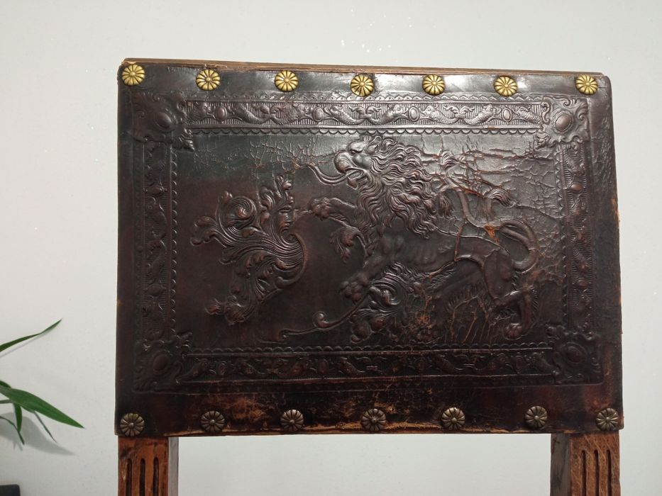 Старинен стол кожен