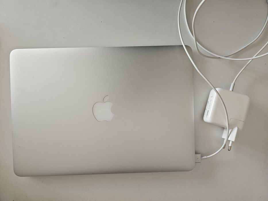 MacBook Air 13″ 2017 cu Baterie NOUĂ si incarcator orginal