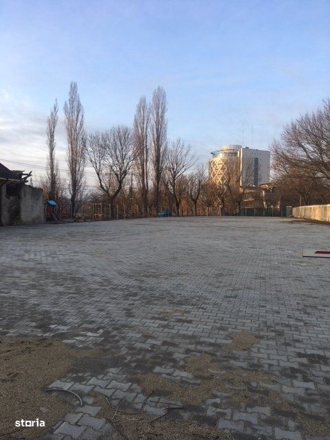 Baneasa, teren cu dubla deschidere