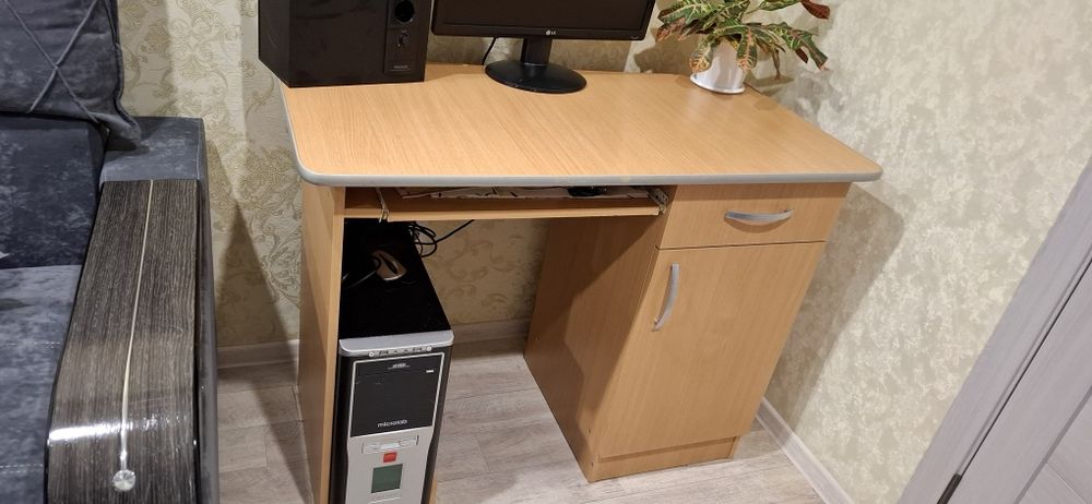Продам компьютерный стол