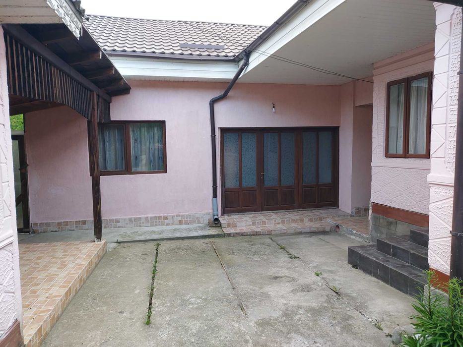 Casă și curte la țară