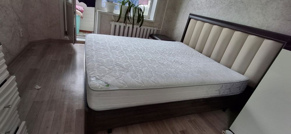 Продам двуспальнюю  кровать с матрасом