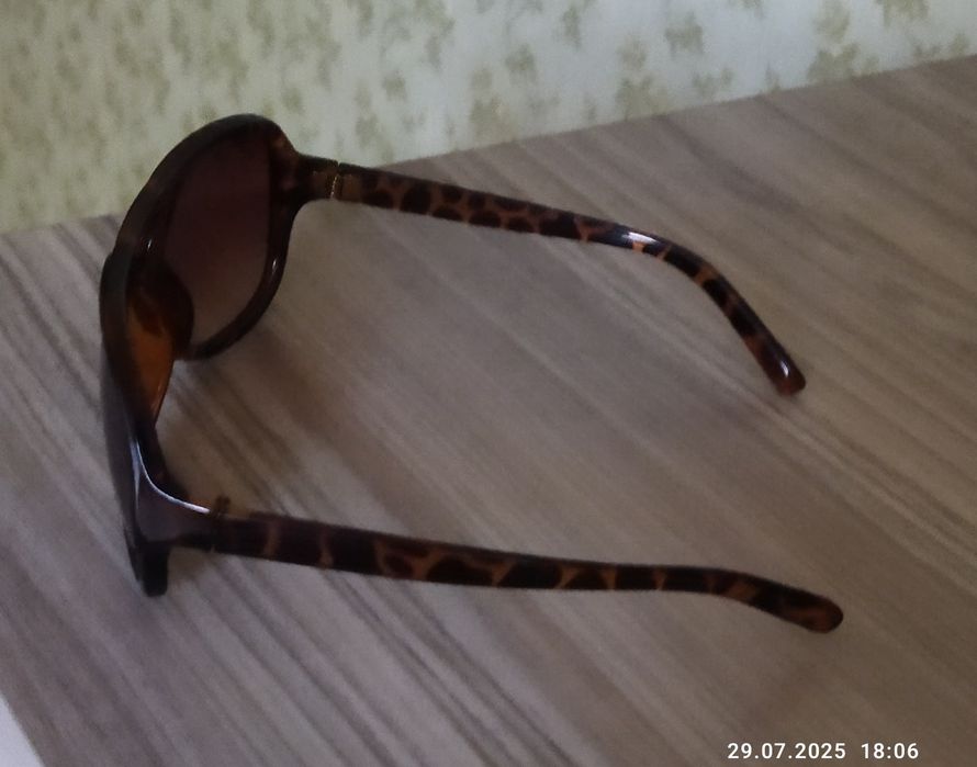 Солнцезащитные очки.