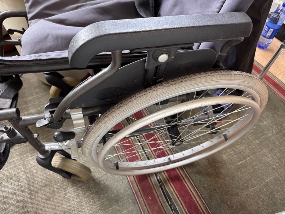 Продам инвалидную коляску