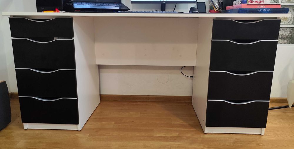Birou spațios făcut la comandă (Alb cu Negru mat) – Stare excelentă