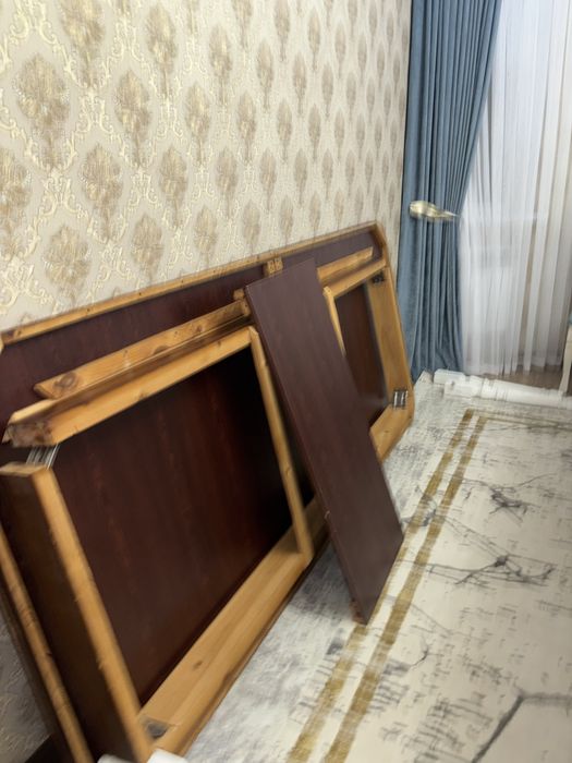 стол и стулья.    .