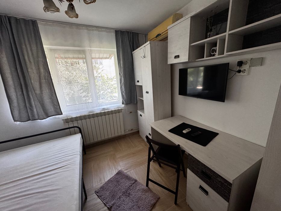 Închiriez garsonieră, Podu Ros, 10 min de Palas , Centru