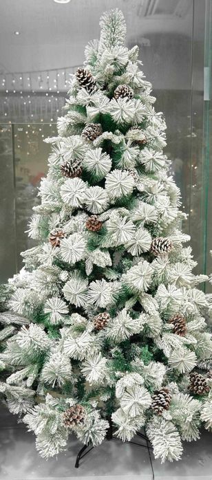 Коледна елха с шишарки и бели, заскрежени връхчета