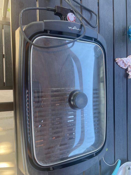 Gratar electric, 2kw, utilizat, capac sticla, bun pentru mici si friptura