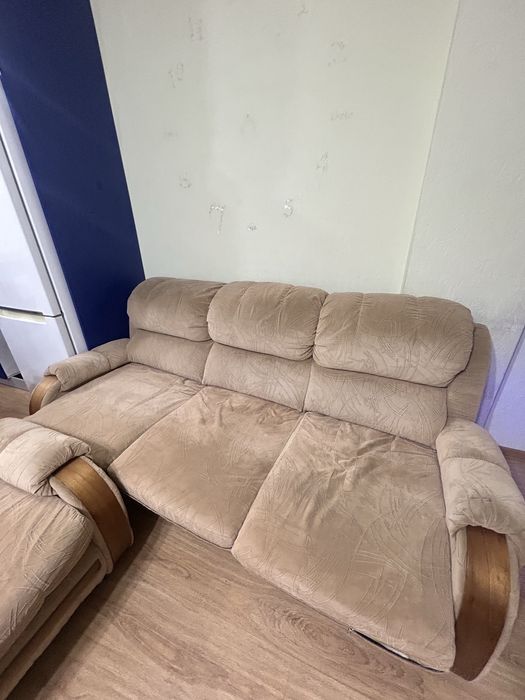 Диван трехместный