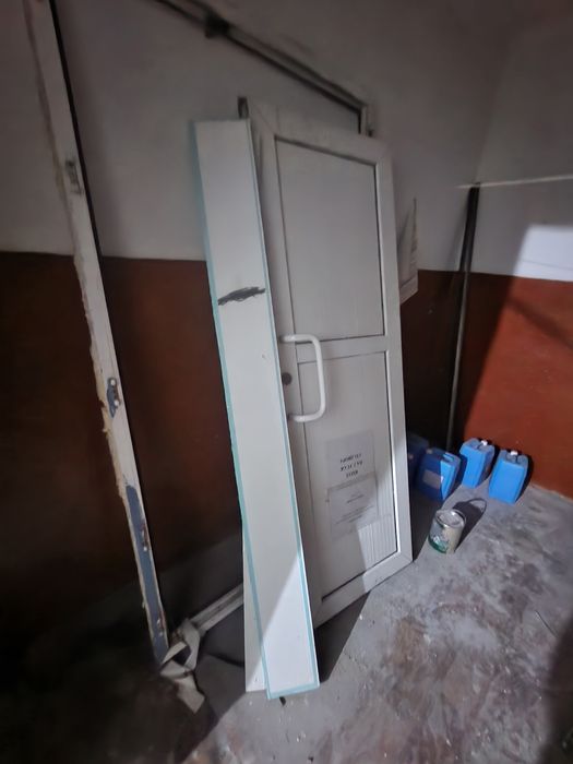 Продам пластиковую  дверь  без косяка