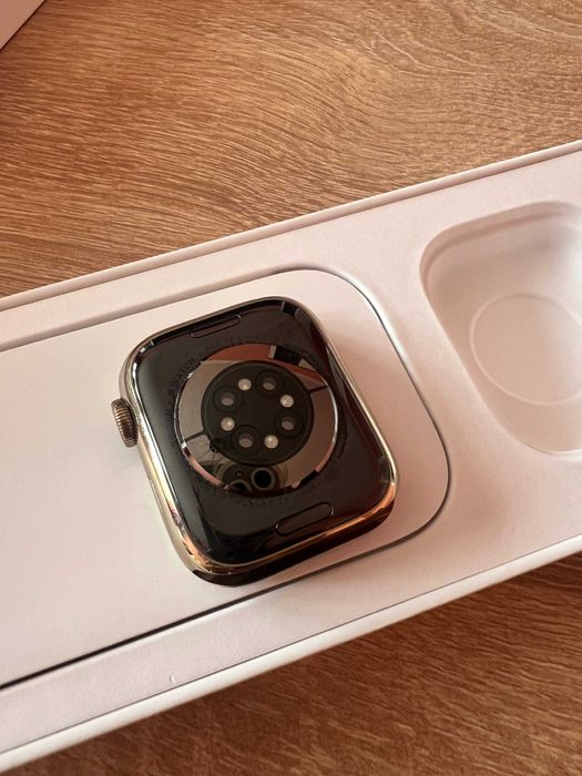 Apple Watch Series 8 – 41mm Gold + Gold Milanese Loop