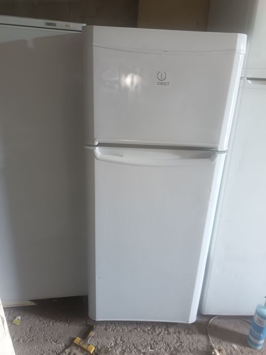 Продам холодильник Индизит нормально состояние