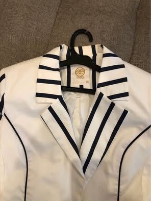 Дамски костюм бяло със синьо